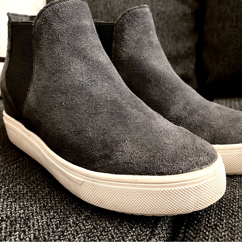 Steve Madden Classic Gray Suede Slip-on, size 5.5